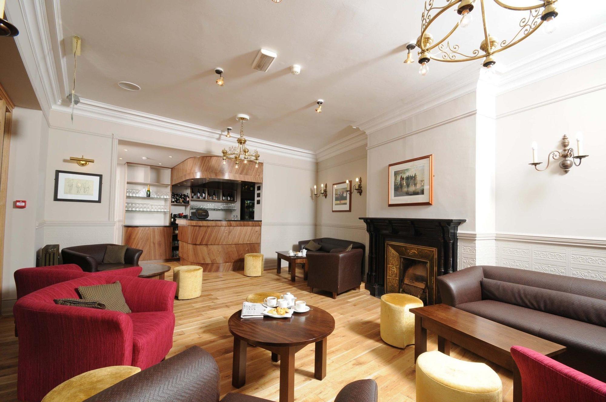 The Rutland Arms Hotel Ньюмаркет Экстерьер фото